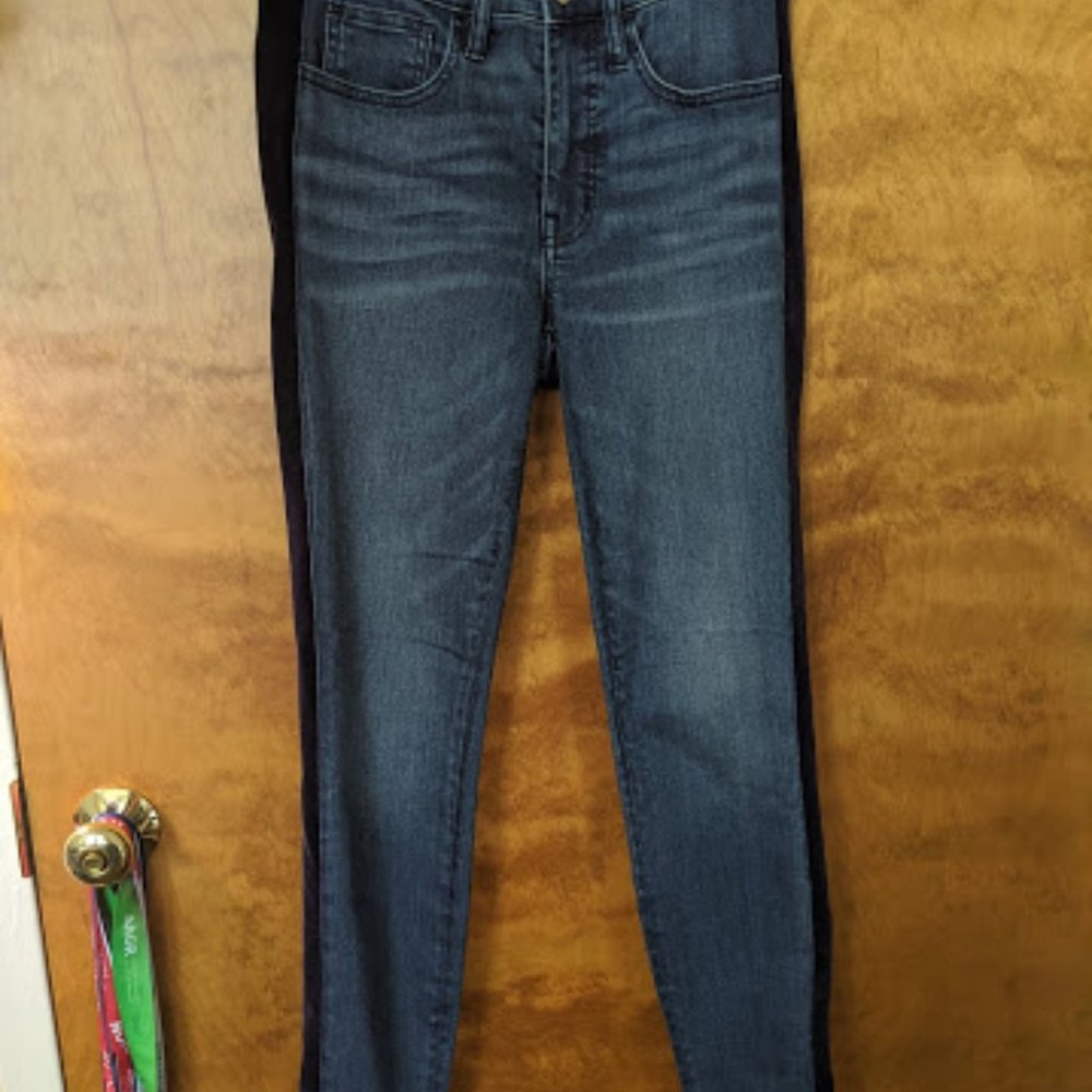 9" Mid-Rise Skinny Jeans in Beattie Wash: Velvet